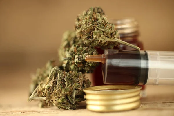 Primer plano recreación marihuana medicinal cannabis aceite cbd — Foto de Stock