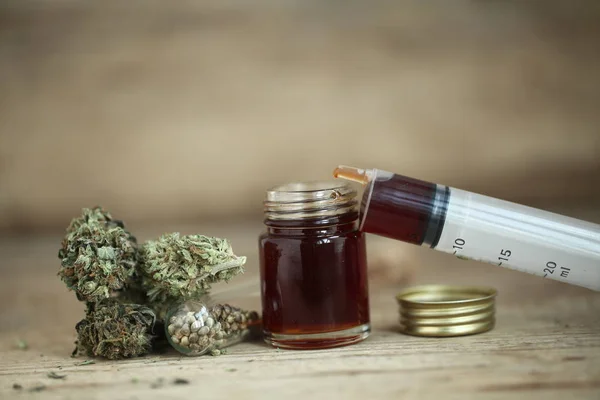 Primer plano recreación marihuana medicinal cannabis aceite cbd — Foto de Stock