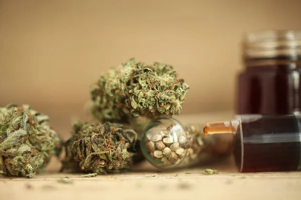 Primer plano recreación marihuana medicinal cannabis aceite cbd — Foto de Stock