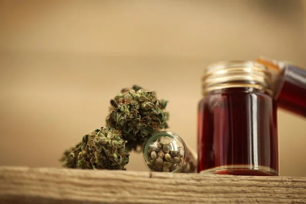 Detailní záběr rekreační marihuany lékařské konopí olej cbd — Stock fotografie