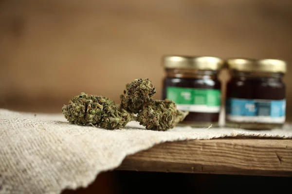 Detailní záběr rekreační marihuany lékařské konopí olej cbd — Stock fotografie