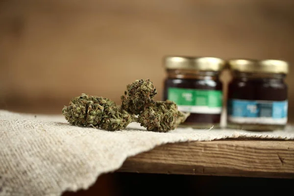 Primer plano recreación marihuana medicinal cannabis aceite cbd — Foto de Stock