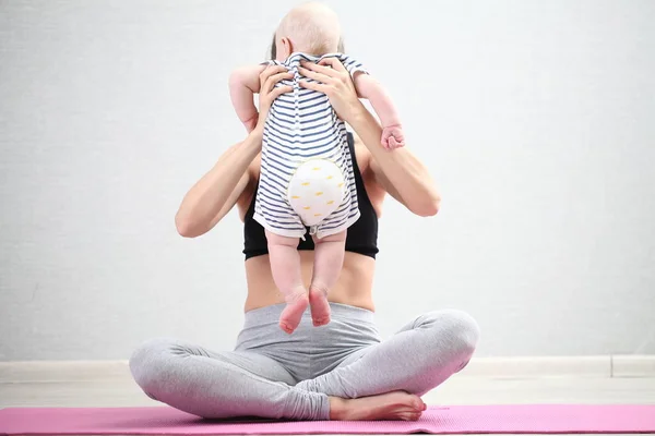Madre Jugando Con Bebé Niño —  Fotos de Stock