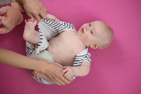 Mommy Change Baby Diaper — Stock Photo, Image