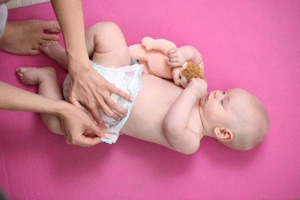 Mamãe Mudar Fralda Bebê — Fotografia de Stock