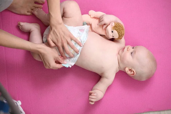 Mommy Change Baby Diaper — Stock Photo, Image