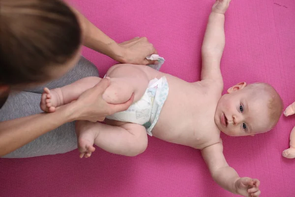 Mamãe Mudar Fralda Bebê — Fotografia de Stock