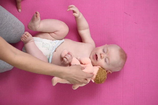 Mama Verandering Baby Luier — Stockfoto