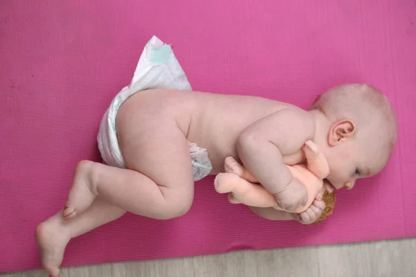 Mamá Cambia Pañales Bebé — Foto de Stock