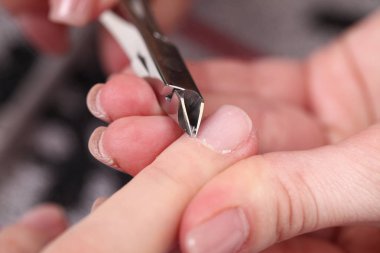 kadın tırnak manikür işleme