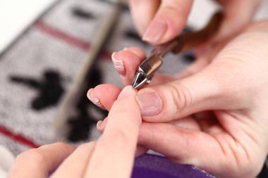 kadın tırnak manikür işleme