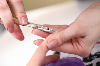 kadın tırnak manikür işleme