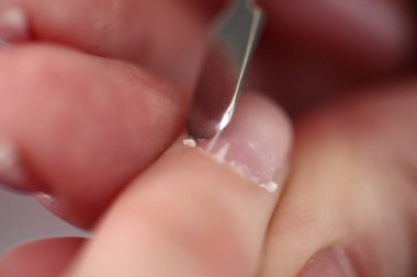 kadın tırnak manikür işleme