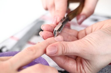 kadın tırnak manikür işleme