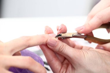 kadın tırnak manikür işleme