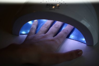 kadın tırnak manikür işleme 