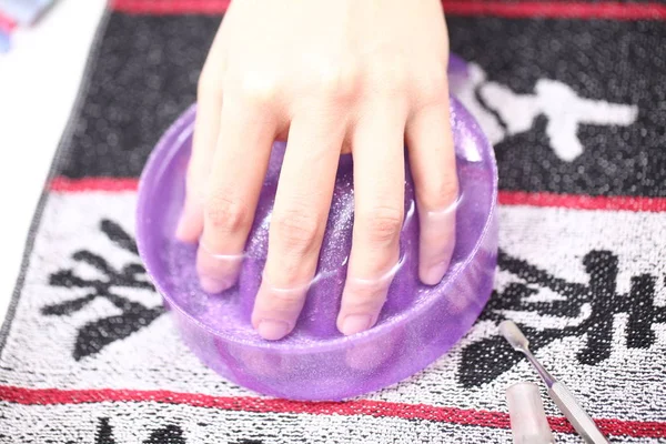 Kobiece Paznokci Manicure Przetwarzania — Zdjęcie stockowe