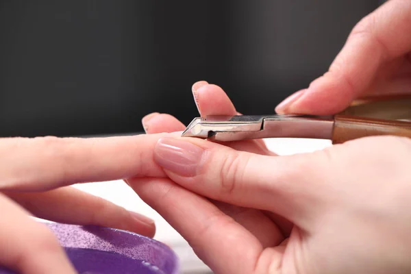 女性の爪マニキュア処理 — ストック写真