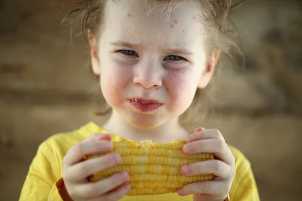 Menino comendo milho doce — Fotografia de Stock