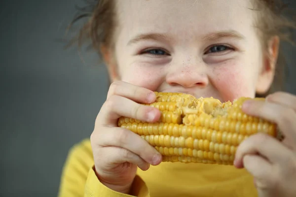 Menino comendo milho doce — Fotografia de Stock