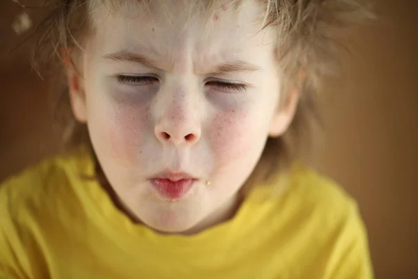 Ragazzo che mangia mais dolce — Foto Stock