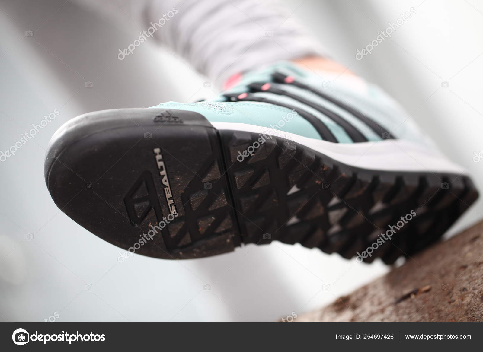 Belarus, Minsk, 18 de março de 2012. A menina de tênis Adidas terr — Fotografia de Stock Editorial © Omstudio #254697426