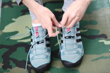 Belarus, Minsk, 18 Mart 2012. Sneakers Adidas terrex eğitim 