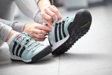 Belarus, Minsk, 18 Mart 2012. Sneakers Adidas terrex eğitim 