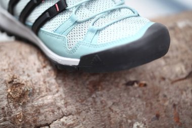 Belarus, Minsk, 18 Mart 2012. Spor ayakkabıları içinde kız Adidas Terr