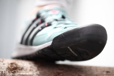 Belarus, Minsk, 18 Mart 2012. Spor ayakkabıları içinde kız Adidas Terr