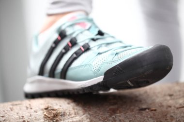 Belarus, Minsk, 18 Mart 2012. Spor ayakkabıları içinde kız Adidas Terr
