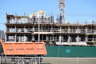 İnşaat alanında çalışma Vinçli daire binanın