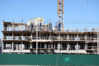 İnşaat alanında çalışma Vinçli daire binanın