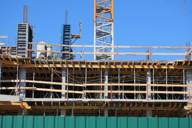 İnşaat alanında çalışma Vinçli daire binanın