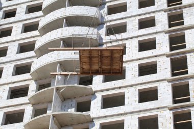 İnşaat alanında çalışma Vinçli daire binanın