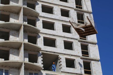 İnşaat alanında çalışma Vinçli daire binanın