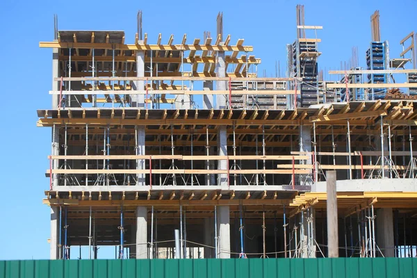 Construção Prédio Apartamentos Com Guindaste Trabalho — Fotografia de Stock