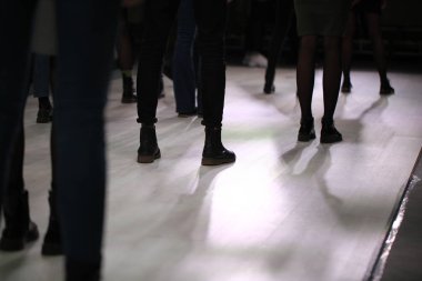 Beyaz Rusya, Minsk, 13 Nisan 2019. Backstage Belarus Moda Haftası makyaj