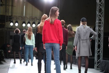 Beyaz Rusya, Minsk, 13 Nisan 2019. Belarus Moda Haftası'nda Belaruslu tasarımcıların sahne arkası gösterisi