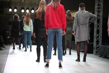 Beyaz Rusya, Minsk, 13 Nisan 2019. Belarus Moda Haftası'nda Belaruslu tasarımcıların sahne arkası gösterisi