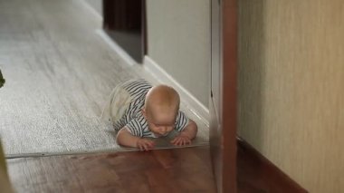 sevimli bebek çocuk katta sürünen 