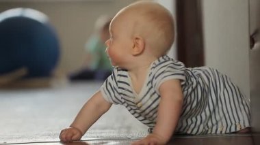 sevimli bebek çocuk katta sürünen 