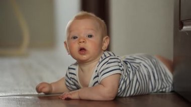sevimli bebek çocuk katta sürünen 