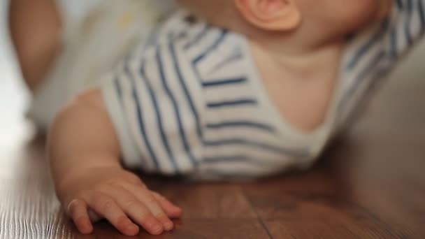 Lindo Bebé Niño Arrastrándose Suelo — Vídeos de Stock