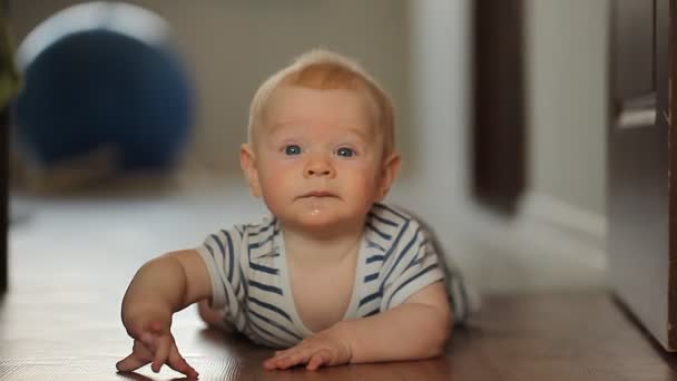 Lindo Bebé Niño Arrastrándose Suelo — Vídeos de Stock