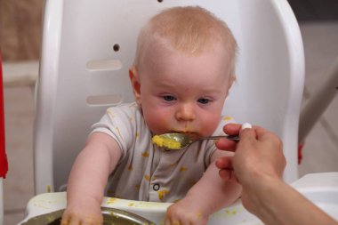 sevimli küçük bebek çocuk yeme 