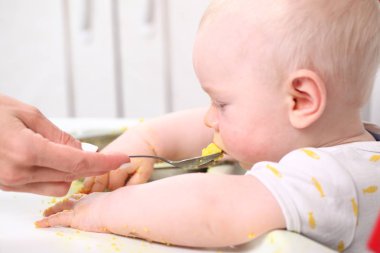 sevimli küçük bebek çocuk yeme 