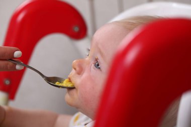 sevimli küçük bebek çocuk yeme 