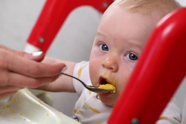 sevimli küçük bebek çocuk yeme 