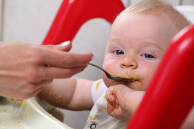 sevimli küçük bebek çocuk yeme 